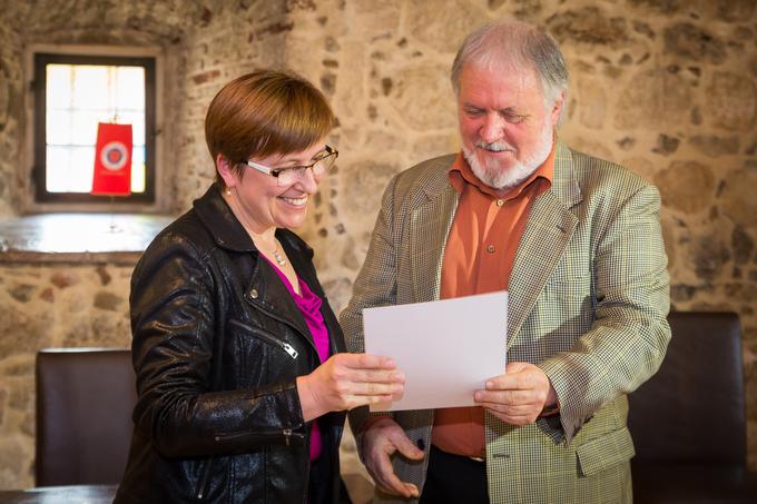 Zmagovalka Jožica Dorniž s predsednikom ocenjevalne komisije dr. Janezom Bogatajem | Foto: Martin Metelko