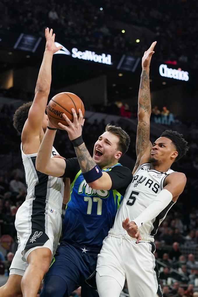 Slavljenec si je prst poškodoval na zadnji tekmi s San Antonio Spurs. | Foto: Reuters