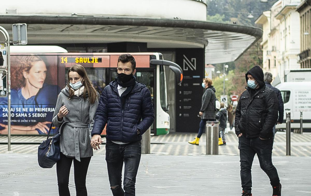 Ljubljana_maske | Po novem bo država iz proračuna spet zagotavljala sredstva za hitre antigenske teste in teste za samotestiranje, ko so ti potrebni za izpolnjevanje pogoja testiranosti na delovnem mestu ali v šolah in na fakultetah. | Foto Ana Kovač