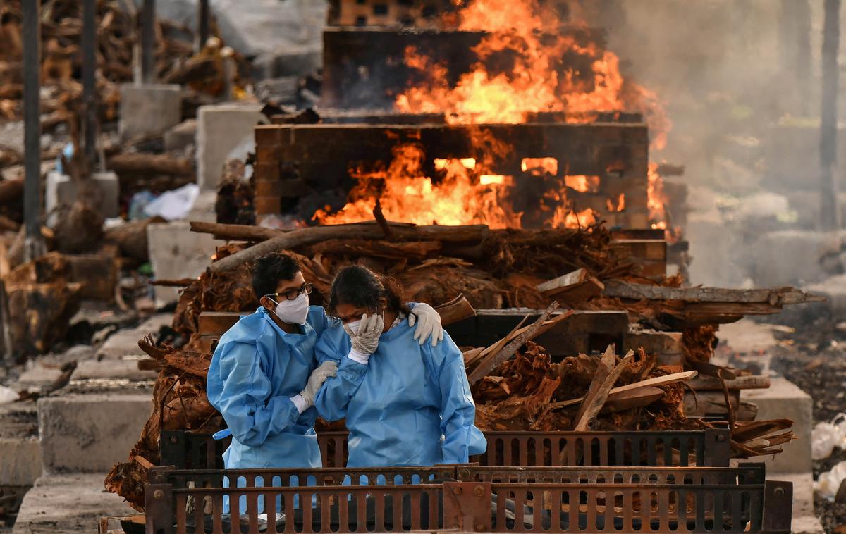 Indija | Smrtni davek pandemije je bil višji med moškimi, saj se je med njimi pojavilo 57 odstotkov smrti, in med starejšimi odraslimi ljudmi, med drugim še izhaja iz ugotovitev WHO. | Foto Reuters