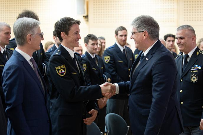 policija sprejem Peter Prevc | Peter Prevc je prejel plaketo MNZ za vrhunske dosežke in krepitev ugleda policije.  | Foto Katja Kodba/STA