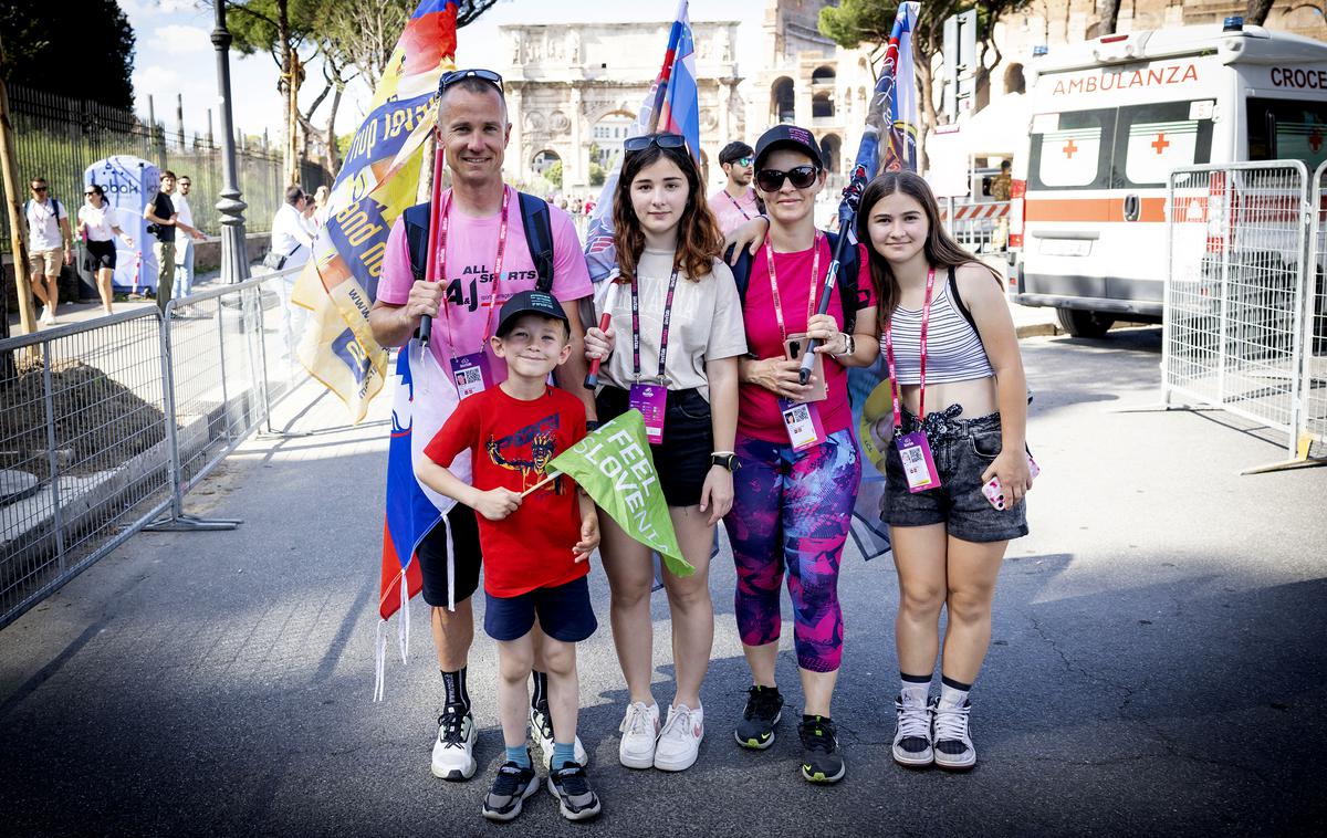 Giro Rim navijači | V Rim je pripotoval tudi Miha Koncilija z družino. S seboj je prinesel tudi slovensko zastavo, s katero je Tadej Pogačar poziral na zmagovalnem odru pred mogočnim Kolosejem . | Foto Ana Kovač