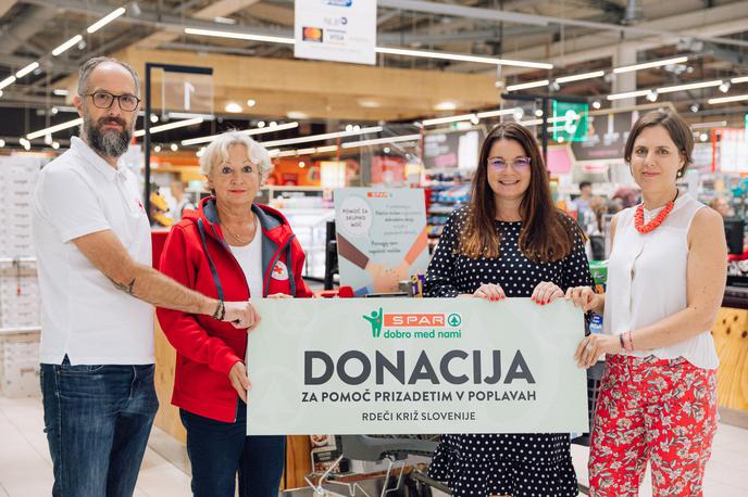 Spar | Predaja donacije Rdečemu križu Slovenije. Na fotografiji od leve proti desni: predstavnik za odnose z javnostmi Rdečega križa Slovenije Matic Slapšak, predsednica Rdečega križa Slovenije mag. Ana Žerjal, direktorica marketinga Spar Slovenija Lidija Rakuša in predstavnica za odnose z javnostmi Spar Slovenija Pika Breskvar | Foto Spar