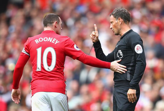 Wayne Rooney je po brutalnem štartu Claudia Brava pravico iskal pri sodniku Marku Clattenburgu, ki pa ni spremenil svoje odločitve.  | Foto: Guliverimage/Getty Images