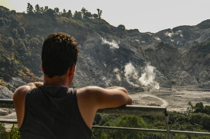 Campi Flegrei, Italija, vulkan | Po mnenju vulkanologov ni neposredne nevarnosti vulkanskega izbruha, a ker se tla trenutno dvigujejo s hitrostjo 1,5 centimetra na mesec, so oblasti zaskrbljene zaradi vpliva na zgradbe. | Foto Reuters