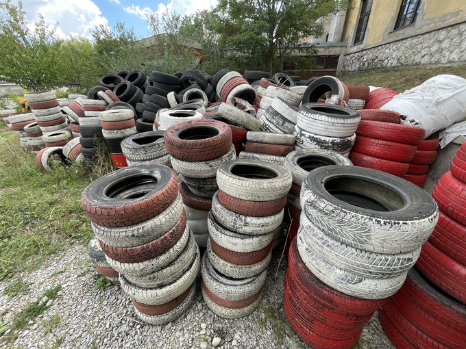 Zaščitne gume, ki jih je treba spraviti na progo. Nekatere so enojne, druge pa tudi že zvezane po dve ali tri skupaj. Njihova barva tudi določa, za kakšno vlogo na stezi so namenjene.  | Foto: Gregor Pavšič