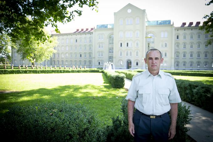 "Pomemben vir oborožitve pred bojnimi spopadi so bili izvzemi orožja iz vojašnic JLA ter nabava orožja v tujini," pravi polkovnik Kladnik. | Foto: Ana Kovač