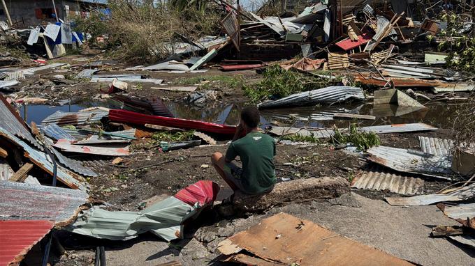 Ciklon, ki ga je spremljal močan veter s sunki več kot 220 kilometrov na uro, je povsem uničil številna barakarska naselja. | Foto: Reuters