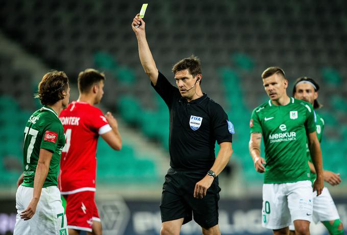 Matej Jug je na srečanju med Olimpijo in Aluminijem pokazal zmajem osem rumenih kartonov, Miral Samardžić pa je bil izključen. | Foto: Vid Ponikvar