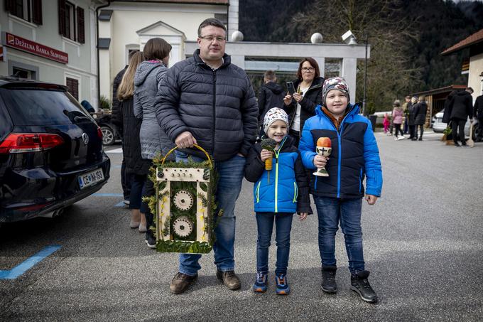 Tudi v družini Podlesnik je vsak član imel svojo potico. Oče radio, mama priročno torbico, sinova pa mikrofon in kelih.  | Foto: Ana Kovač