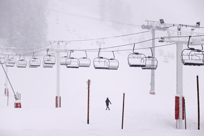 Val d`Isere | Ni prvič, da v Val d`Iseru pred tekmami močno sneži. | Foto Reuters