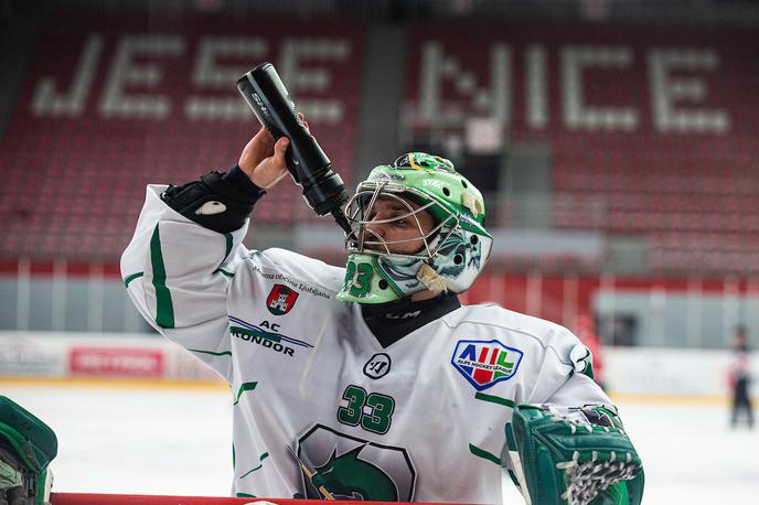 Žan Us Jesenice - Olimpija | Žan Us, zadnji dve sezoni pomemben član HK SŽ Olimpija, se vrača na Gorenjsko. | Foto Peter Podobnik/Sportida