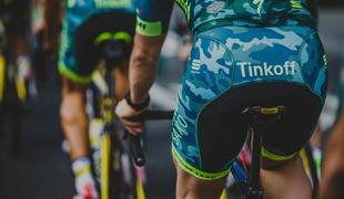 Tinkoff-Saxo se z maskirnimi dresi zliva z okolico Kanarskih otokov (video)