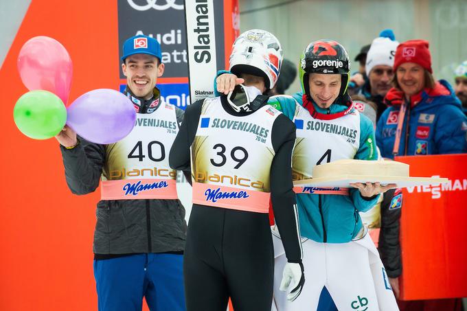 Slovenski mladostni veteran Robert Kranjec je norveškemu slavljenju izročil prav posebno torto. | Foto: Žiga Zupan/Sportida