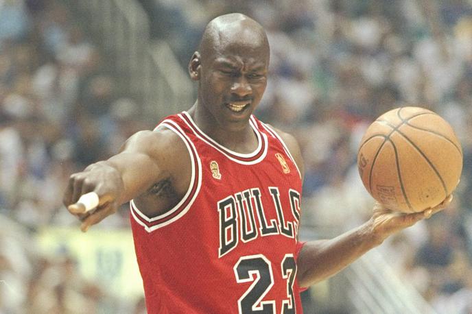 Michael Jordan | Michael Jordan je večino svoje kariere igral za Chicago, s katerim je v letih 1991, 1992 in 1993 ter nato po prvi upokojitvi še v letih 1996, 1997 in 1998 osvojil naslov prvaka v ligi NBA. Nato se je leta 2001 po drugi upokojitvi vrnil še za dve sezoni in igral za Washington Wizards. | Foto Getty Images