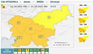 Meteorna voda zaliva kleti, reke bodo naraščale (video)