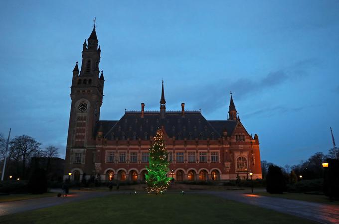 Slovenija, ki se je kot ena od 32 držav pridružila postopku na strani Ukrajine, je danes pozdravila odločitev ICJ o pristojnosti v tem primeru. "Sodišče je s tem pritrdilo tudi navedbam Slovenije, ki je v postopku poudarila, da je namen konvencije preprečevanje enega izmed največjih mednarodnih hudodelstev," je na omrežju X zapisalo ministrstvo za zunanje in evropske zadeve. | Foto: Reuters