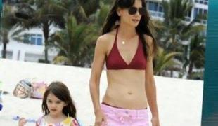 FOTO: Mokra Katie Holmes v bikinkah