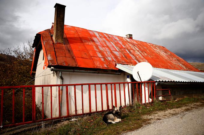 V vasi še vedno stoji rojstna hiša Mladića, ki se je leta 1943 rodil očetu Neđu in mami Stani. Kot dojenček je zbolel za tifusom, nahranili in pozdravili so ga italijanski vojaki. Leta 1945 je njegov oče kot partizan padel v boju z ustaši v bližini Ivan sedla. | Foto: Reuters