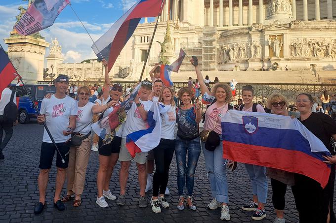 V soboto na Svetih Višarjah, dan pozneje pa še v Rimu. Najbolj zvesti Rogličevi navijači na čelu z nekdanjim kolesarjem Primožem Čerinom so morali zaradi poostrenih varnostnih razmer podelitev spremljati od daleč. | Foto: Alenka Teran Košir