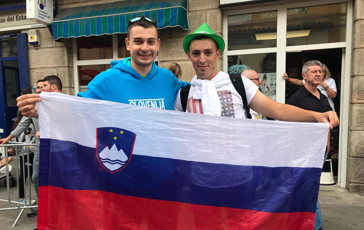 Slovenska navijača na Vuleti 2019 | Postojnčana Matic Palčič in Žiga Bajc sta se zaradi uspešnih predstav Primoža Rogliča in Tadeja Pogačarja v prvem tednu Dirke po Španiji na hitro odločila, da bi evforijo rada doživela v živo.  | Foto Alenka Teran Košir