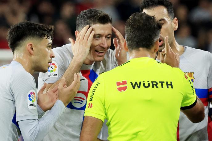 FC Barcelona Robert Lewandowski | Barcelona je bila od 31. minute z igralcem manj, saj je Robert Lewandowski dobil drugi rumeni karton. | Foto Reuters