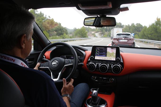 Kljub popolni povezljivosti in upravljanju na dotik oziroma z govornimi ukazi je juke ohranil po dva okrogla gumba za radio in klimatsko napravo. | Foto: Aleš Črnivec