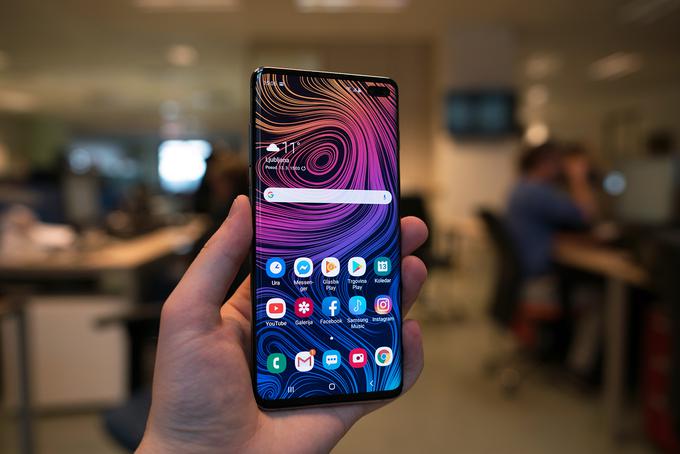 Galaxy S10+ v vsej svoji veličini. | Foto: Peter Susič