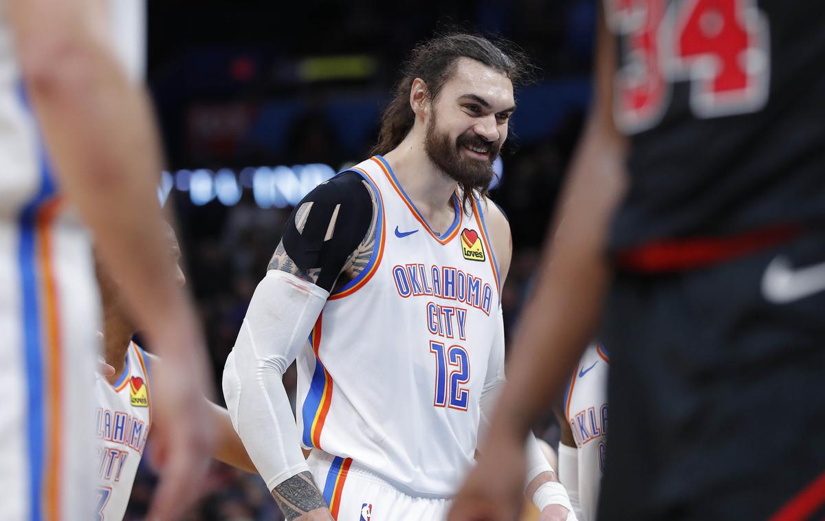 Steven Adams | Steven Adams se je štiri sekunde pred koncem znašel na črti prostih metov. | Foto Reuters