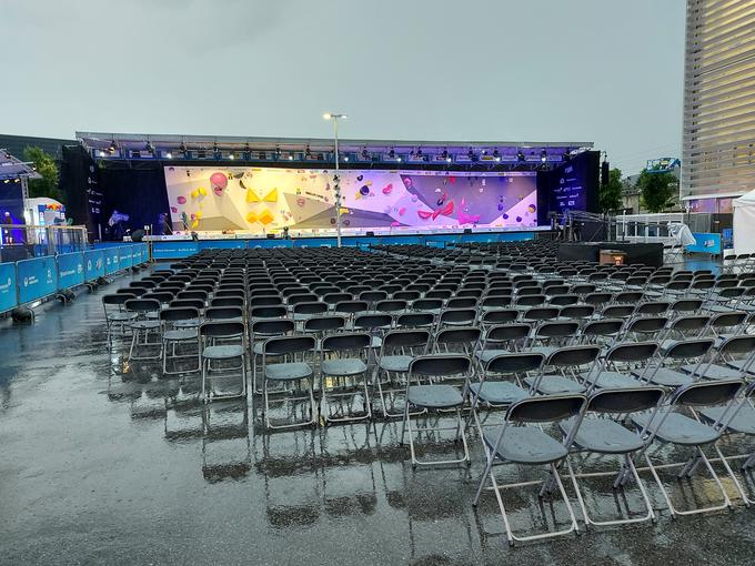 Močno deževje je predčasno končalo ženski finale. Tekmovalna žirija se je odločila, da vrstni red določi na podlagi treh balvanov.  | Foto: Alenka Teran Košir