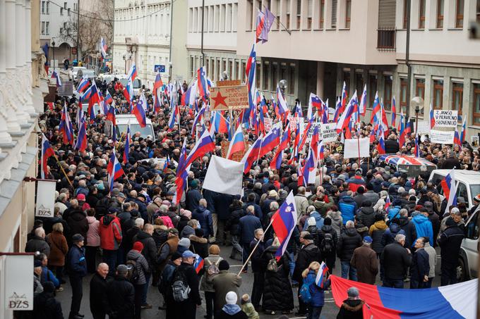 Ta teden je pred celjskim sodiščem potekal že drugi politični shod v podporo Janezu Janši v njegovem boju proti "krivosodju". | Foto: STA