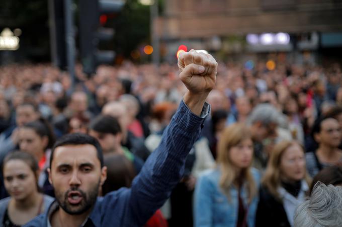 Protesti srbske opozicije potekajo od konca lanskega leta pod geslom Eden od pet milijonov. | Foto: Reuters