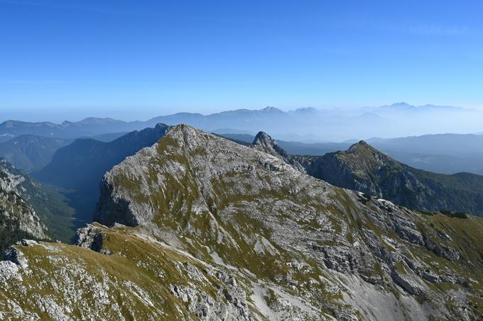 Pogled nazaj proti Viševniku, Malemu in Velikemu Draškemu vrhu. | Foto: Matej Podgoršek