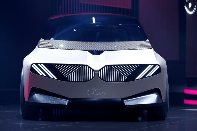 BMW i vision circular | BMW je napovedal že več povsem električnih avtomobilov, a so Nemci protu njemu vseeno vložili tožbo zaradi ne dovolj aktivnega zniževanje toplogrednih izpustov. Enako tudi proti Mercedes-Benzu. | Foto BMW