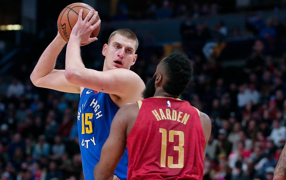 Nikola Jokić James Harden | Nikola Jokić je z Denverjem ugnal Houston Jamesa Hardna. | Foto Reuters