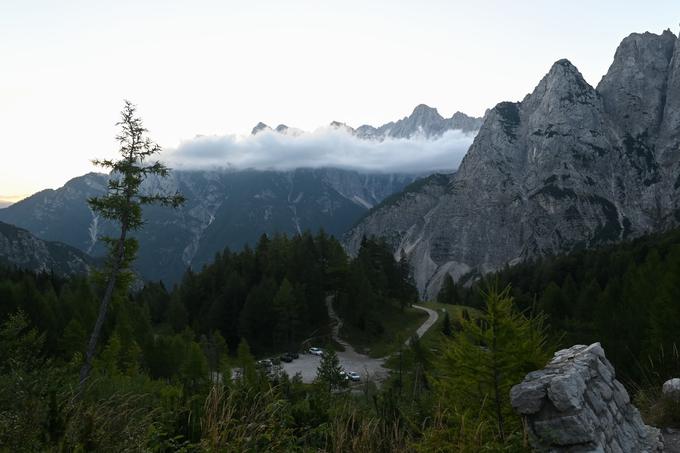 Parkirišče pri Erjavčevi koči tik pod vrhom prelaza Vršič | Foto: Matej Podgoršek