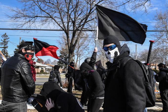 Če so Ponosni fantje, pripadniki gibanja Boogaloo in privrženci Qanonovega kulta na desni strani političnega prostora, so na levem robu ameriške politike pripadniki gibanja Antifa (na fotografiji shod antifovcev v zvezni državi Michigan leta 2018). Ti so se seveda goreči nasprotniki odhajajočega predsednika Trumpa in njegovih privržencev. | Foto: Reuters