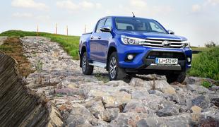 Od sipin Namibije prek blata Srbije: je toyota hilux res neuničljiva? #video