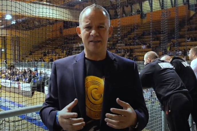 Stephan Morgenstern | Stephan Morgenstern leta 2017 na tekmi mariborskega futsal kluba FutureNet Maribor, ki ga je sponzorirala njegova organizacija, danes že lahko rečemo piramidna shema. Klub FutureNet Maribor je svojo zadnjo tekmo pod tem imenom igral maja 2019 oziroma približno takrat, ko se je FutureNet začel sesuvati. | Foto YouTube / Posnetek zaslona