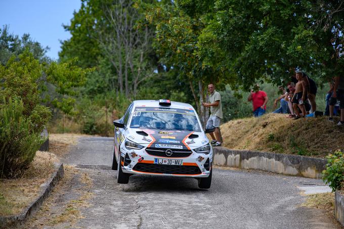 Slovenca Mark Škulj in Pia Šumer (opel corsa rally4), ob debiju šesta med mladinci na reliju za EP v Rimu. | Foto: Red Bull