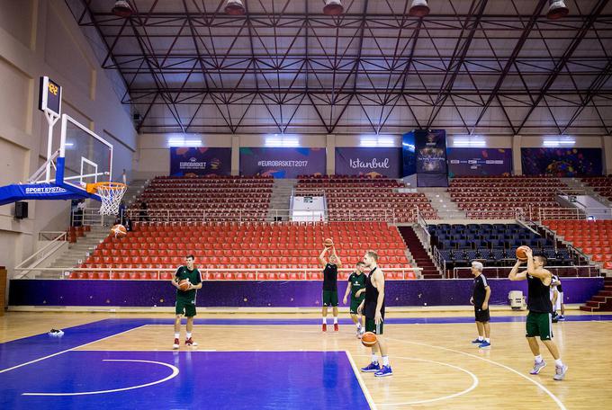 Edini trening pred tekmo z Ukrajino so opravili v pomožni dvorani. | Foto: Vid Ponikvar