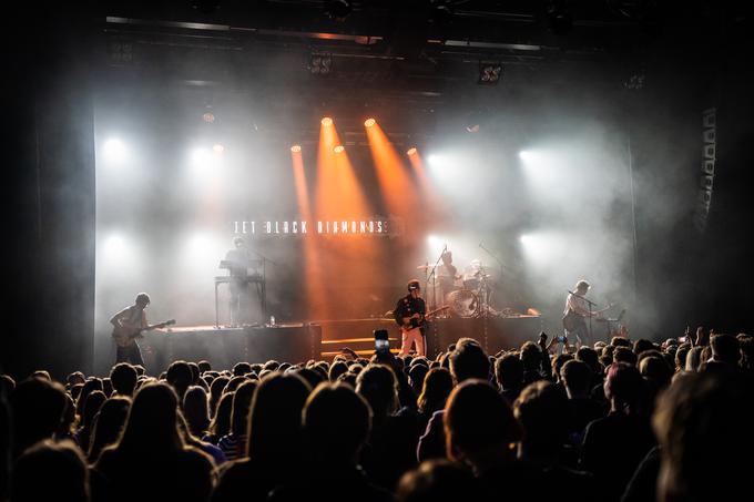 "Sploh se ne opredeljujemo, kaj smo. Ustvarjamo nekaj med rockom in popom, nekateri nas imajo tudi za indie zasedbo. Delamo, kar nam ustreza, in poslušamo zelo raznovrstno glasbo. Vse od slovenskih oktetov do metala. To nekako združimo in se dobimo nekje na pol poti," o zasedbi pove Urban Koritnik. | Foto: Luka Fabčič