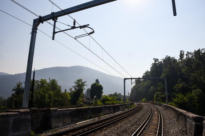 Ob primorski progi je poleti veliko tveganje za nastanek požarov. Direktor Slovenskih železnic Dušan Mes pravi, da jih je vedno manj. | Foto: STA ,