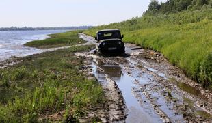 Pri Šentrupertu reševali voznika, ki je zašel zaradi upoštevanja navigacije