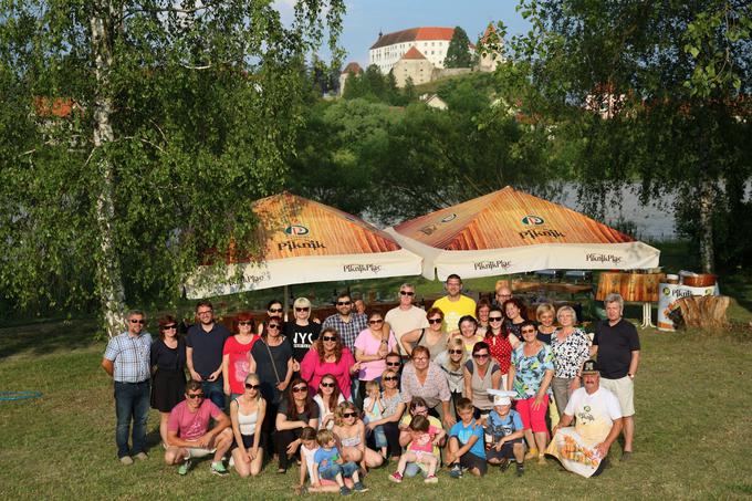 Vesela druščina se je zabavala ob piknik dobrotah Perutnine Ptuj. | Foto: 