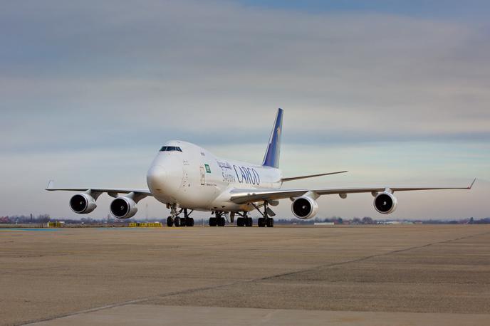 letališče Zagreb prevoz cirkus | Boeing 747-400 F je tovorna izpeljanka priljubljenega potniškega letala. Prepelje lahko 124 ton tovora, največja vzletna masa letala pa znaša skoraj 400 ton. | Foto Josip Škof, Letališče Zagreb