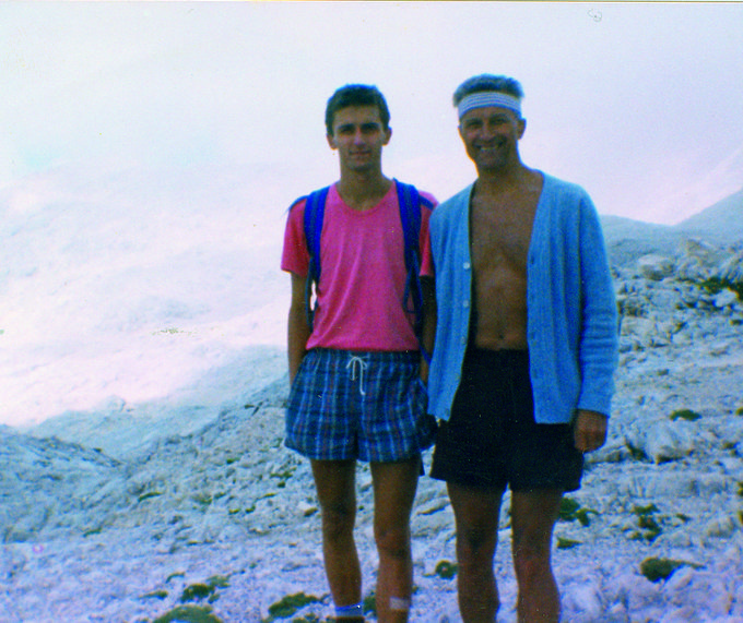 Planinarjenje je bilo v družini Rugelj zapisano na častnem mestu. "Že pri treh letih sem prehodil Pohorje," se spominja Samo Rugelj. Na fotografiji iz leta 1989 z očetom, priznanim psihiatrom dr. Janezom Rugljem. | Foto: osebni arhiv/Lana Kokl