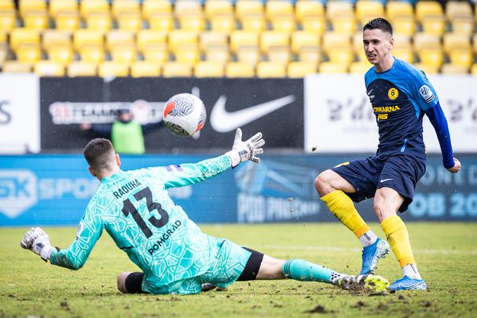 Luka Menalo se je vrnil v prvo ligo (igral je za Olimpijo) in najprej podal za gol Gregorja Bajdeta za 2:0, nato pa še sam zabil za 4:0. | Foto: Jure Banfi/alesfevzer.com