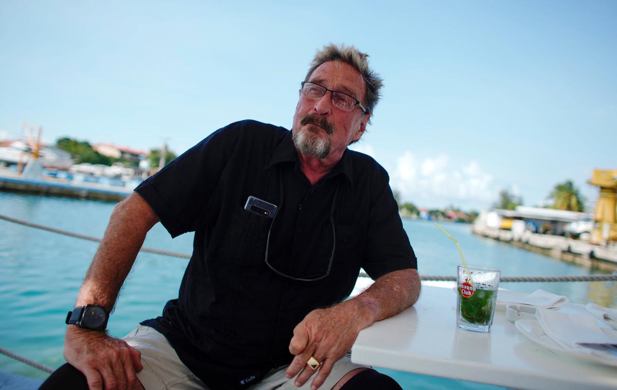 John McAfee | McAfee je v zadnjih letih postal eden najglasnejših podpornikov kriptovalut. Med drugim je bil znan tudi po tem, da je zagonskim podjetjem, ki so izdajala lastne kriptožetone, do prepoznavnosti pomagal s promoviranjem njihovega projekta na svojem profilu na družbenem omrežju Twitter, a seveda ne brezplačno - plačati so mu morali 100 tisoč dolarjev v kriptovalutah.   | Foto Reuters