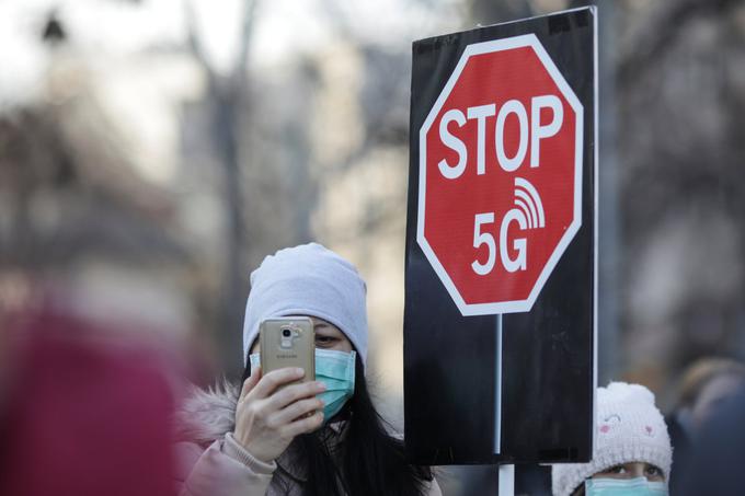 60 odstotkov vprašanih, ki so verjeli, da omrežje 5G povzroča simptome bolezni covid-19, je priznalo, da informacije prejemajo pretežno z družbenih omrežij.  | Foto: Reuters